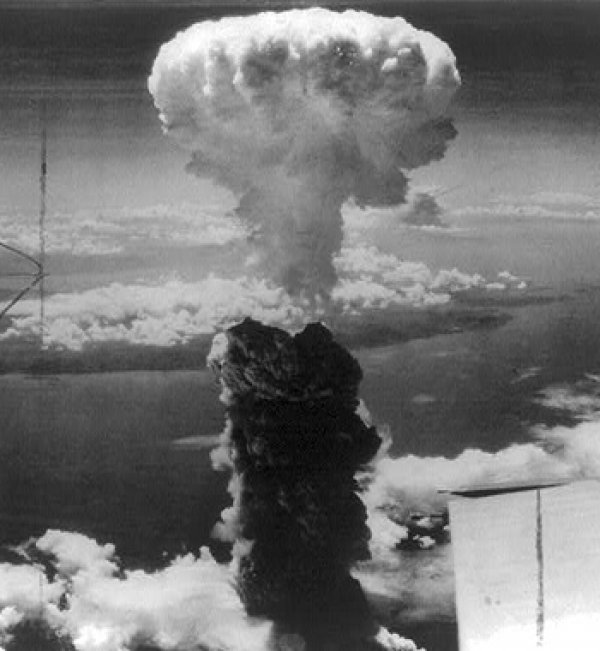 Image: Photo of the atomic bombing of Nagasaki, Japan, 1945. From the Library of Congress.