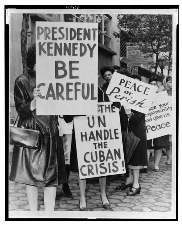 Image: Photo of women strikers for peace during the Cuban Missile Crisis taken by Phil Stanziola in 1962. From the Library of Congress.